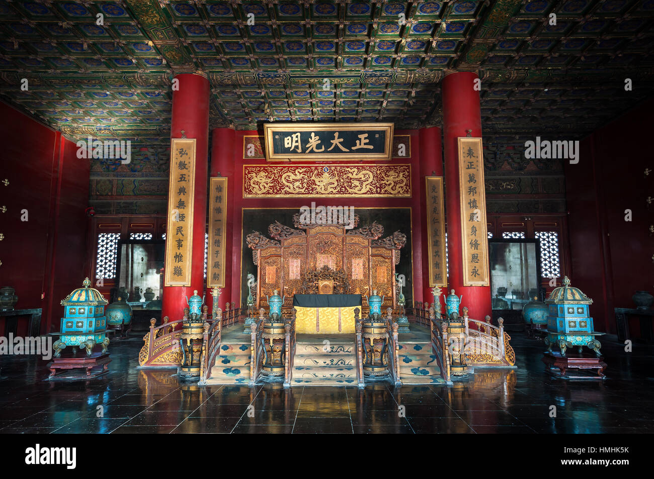 El trono del emperador en el interior del Palacio de la Pureza celestial en la Ciudad Prohibida, Pekín Foto de stock