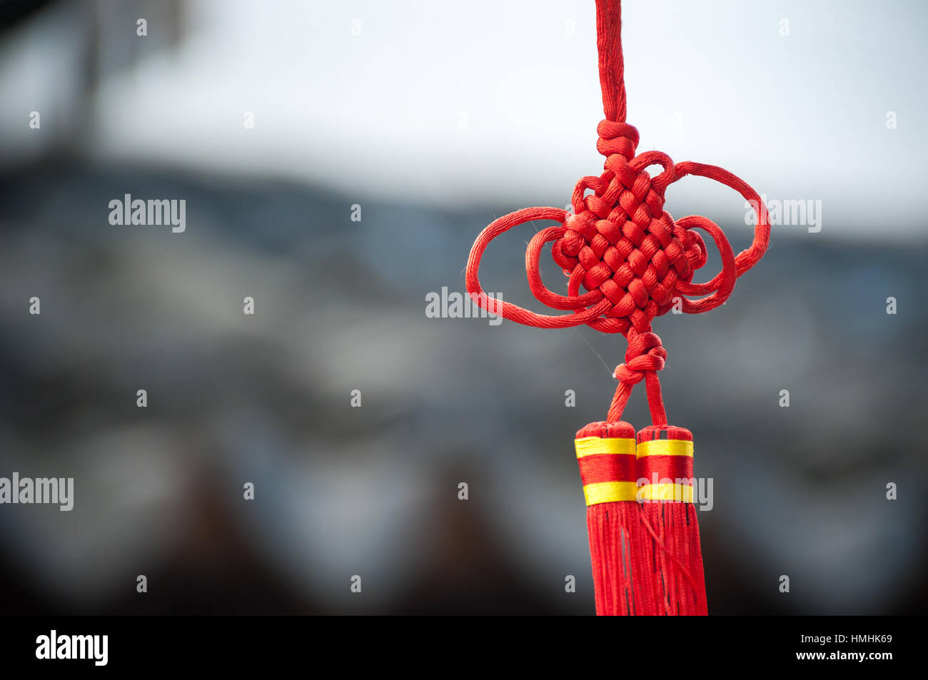 Un nudo de China roja decoración colgando en una calle Suzhou Foto de stock