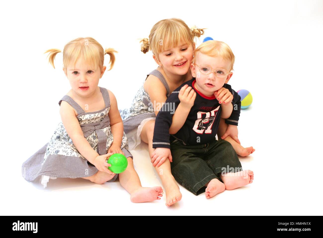 Niños Los niños de la familia rubio photoshoot jugando juntos concepto de  familia, rubio bebés, gafas, primor sweet cute niños, niñas boy, hermoso  niño Fotografía de stock - Alamy