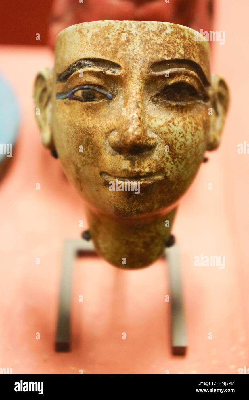 Máscara funeraria. Colección faraónica egipcia. El Museo del Louvre. París.  Francia Fotografía de stock - Alamy
