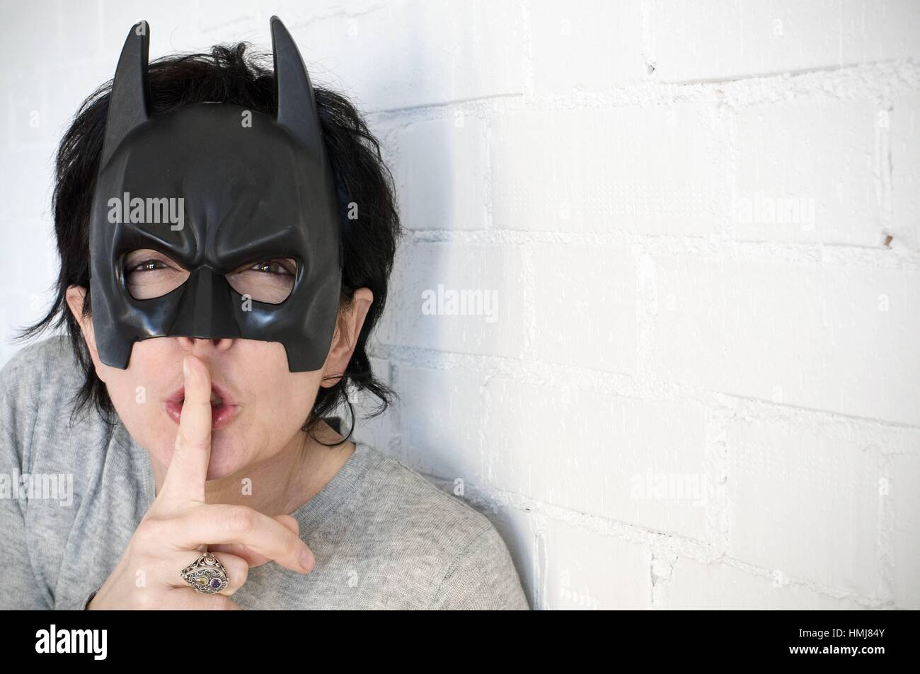 Mujer joven con una máscara de Batman y expresión del silencio Fotografía  de stock - Alamy