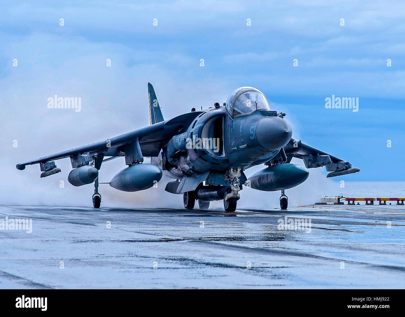 Océano Atlántico (dec. 19, 2016) un AV-8B Harrier de la 22ta Unidad Expedicionaria de la infantería de marina (MEU) lanza fuera de la cubierta de vuelo del asalto anfibio Foto de stock