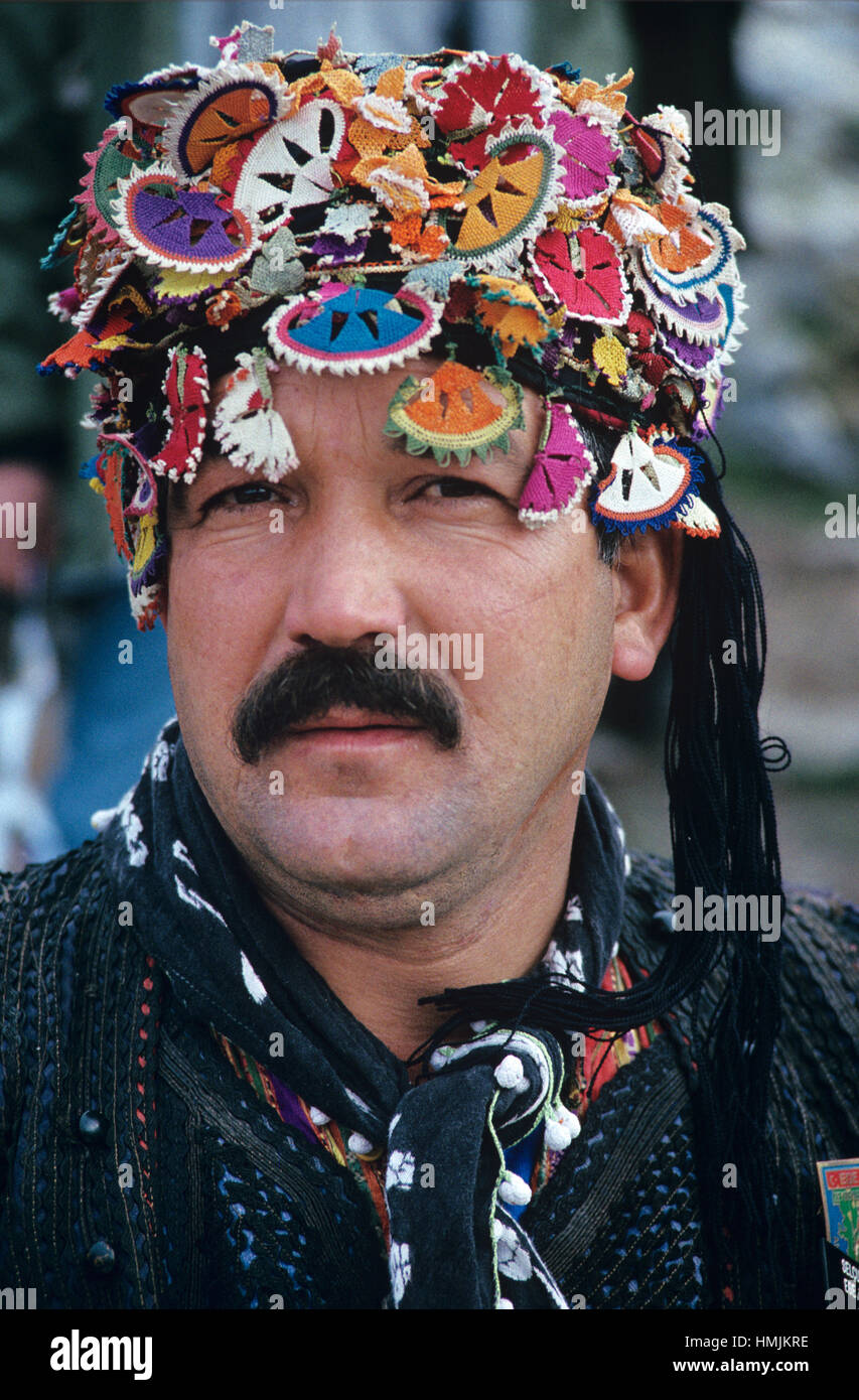Retrato del hombre que llevaba turco tradicional 'Efe' Hat o traje de la región del Egeo de Turquía occidental Foto de stock