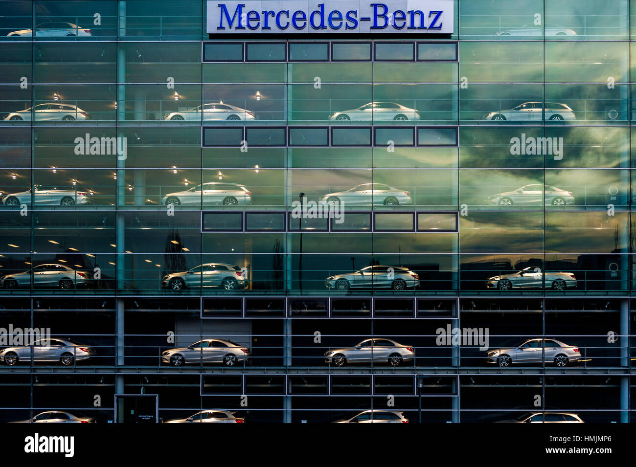 Mercedes Benz Sucursal de Munich, Baviera, Alemania Foto de stock