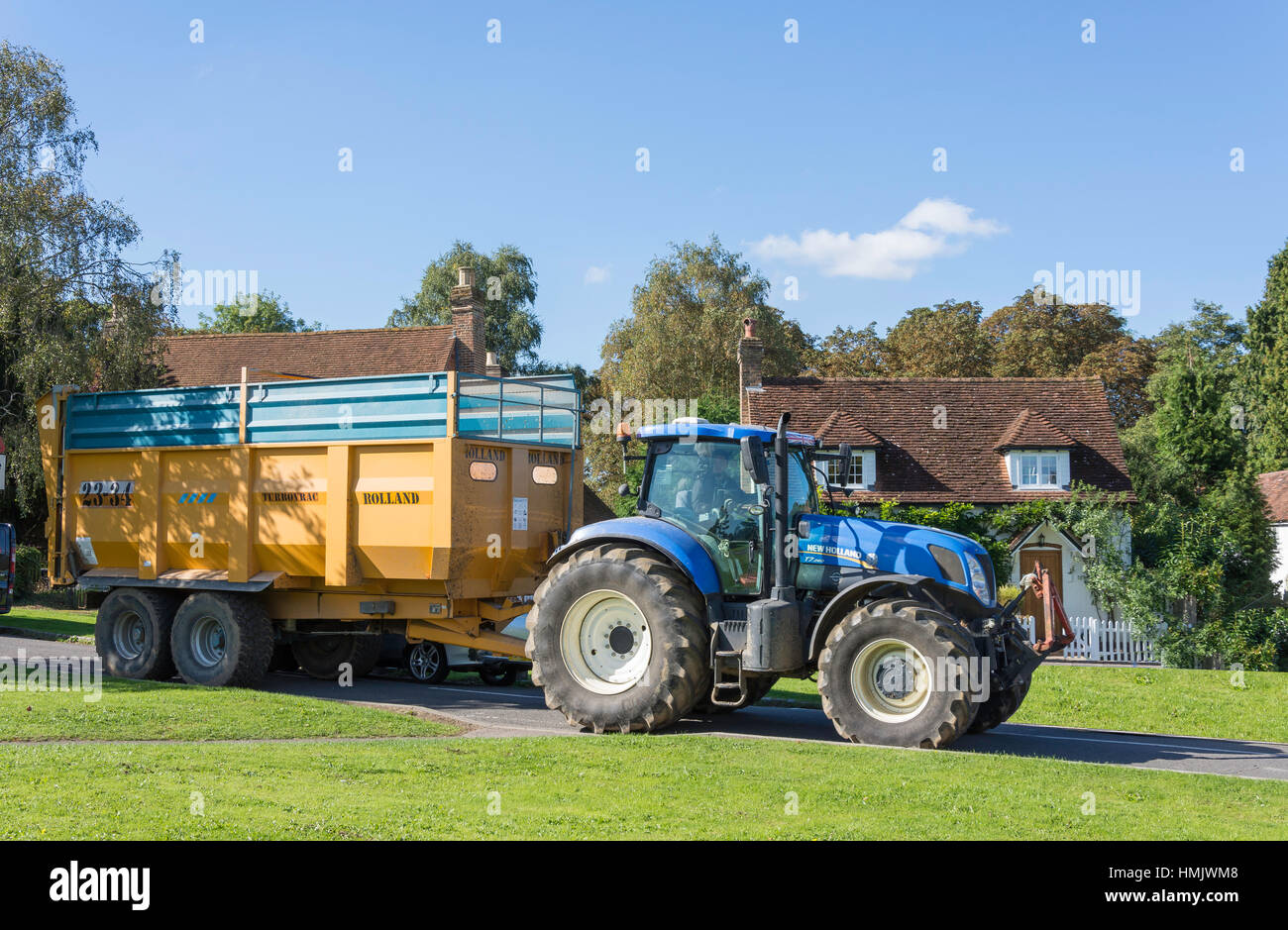 A través de la conducción del tractor y remolque, Brockham Brockham verde, Surrey, Inglaterra, Reino Unido Foto de stock