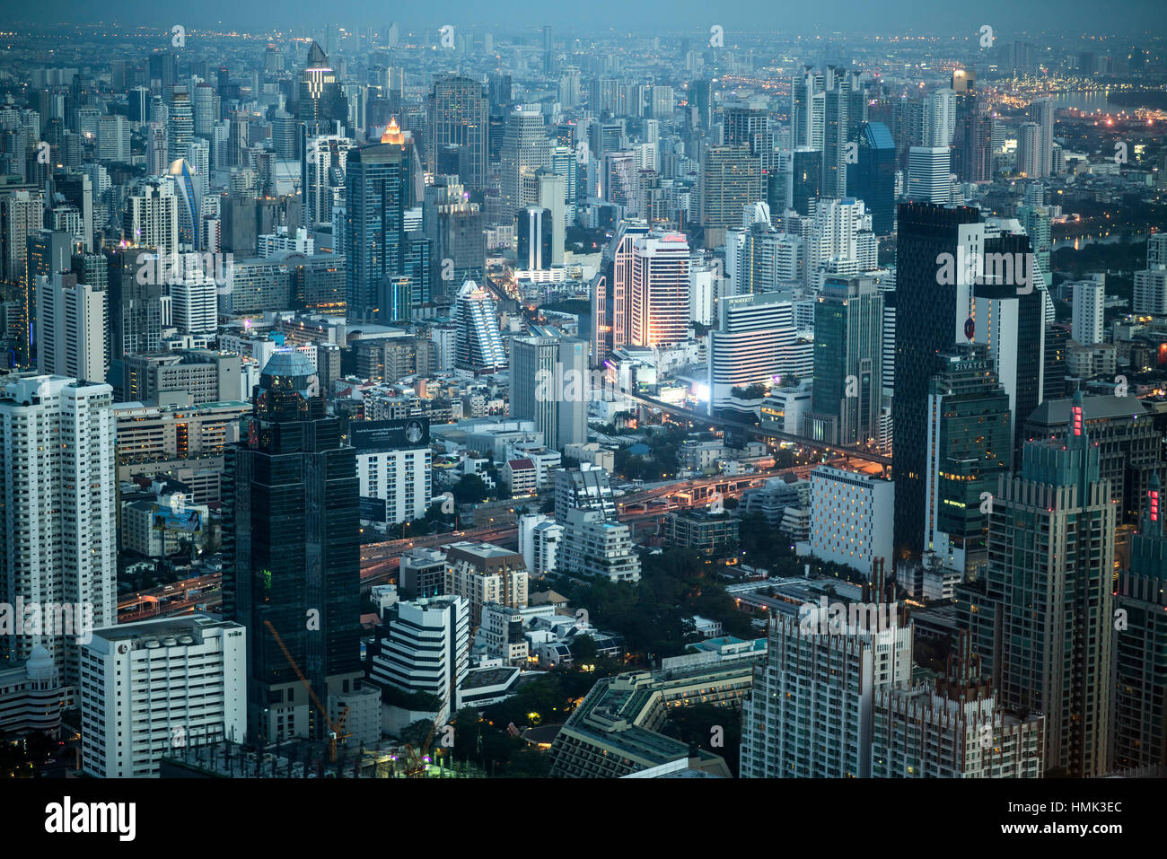 Horizonte de rascacielos, paisaje al anochecer, Bangkok, Tailandia Foto de stock