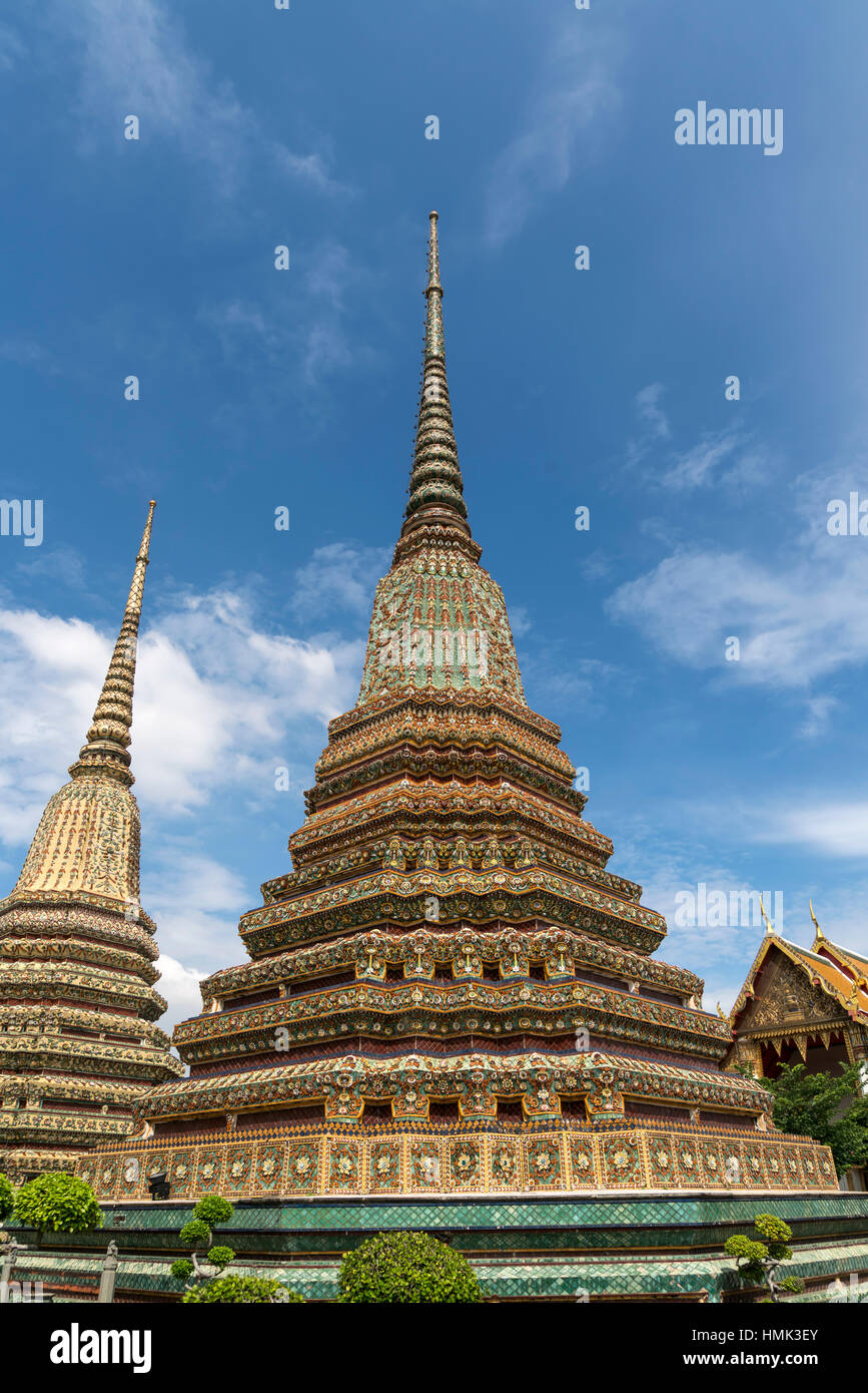 Chedi en el complejo del templo budista Wat Pho, en Bangkok, Tailandia Foto de stock