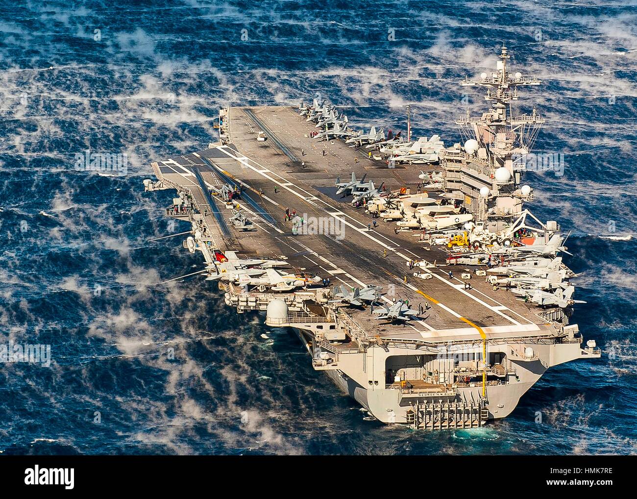 Océano Atlántico (nov. 24, 2013) el portaaviones USS George H. W. Bush (CVN 77) transita el océano Atlántico mientras realizaban una formación compuesta Foto de stock