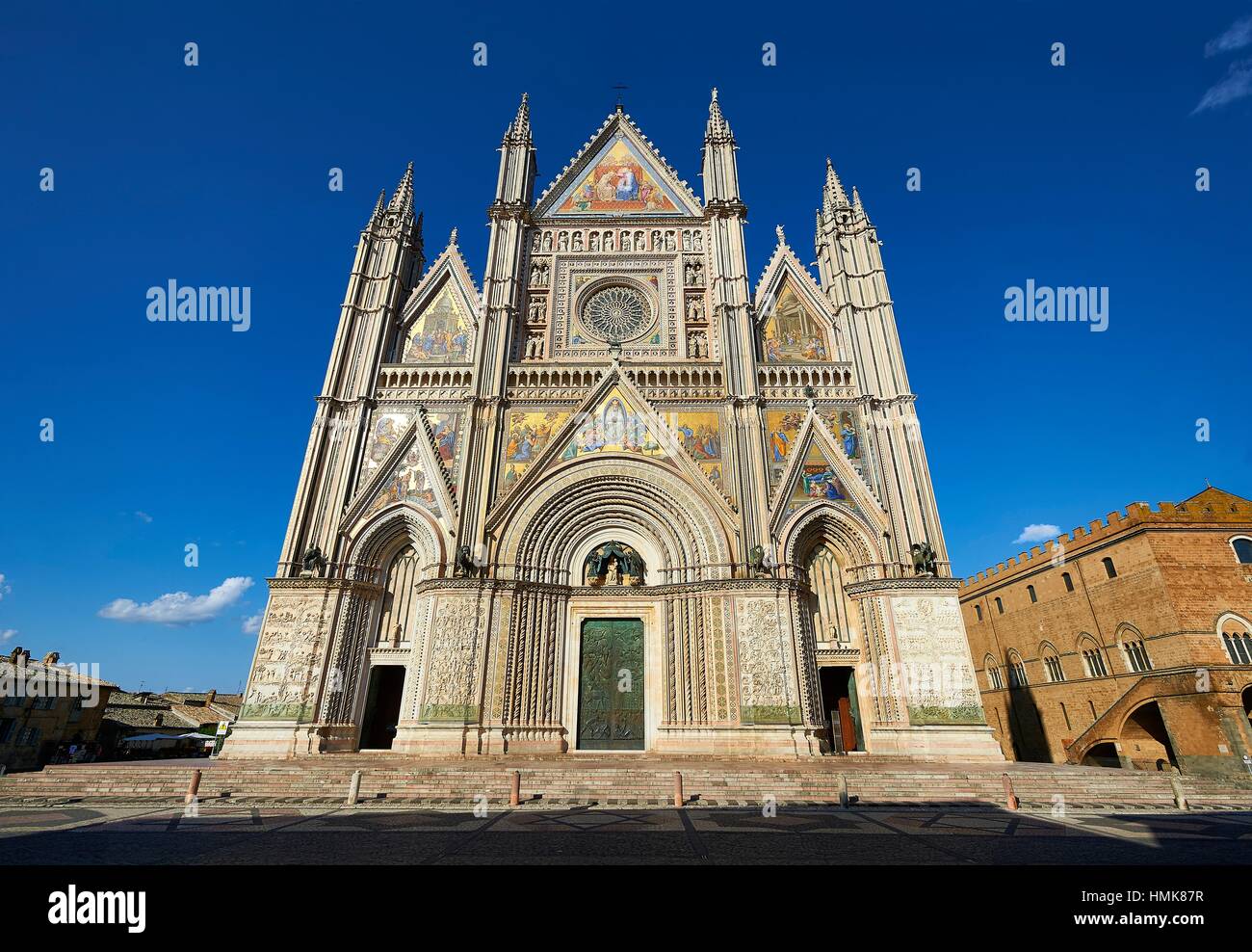 Toscana del siglo XIV en estilo gótico de la fachada de la Catedral de Orvieto, diseñado por Maitani, Umbría, Italia. Foto de stock