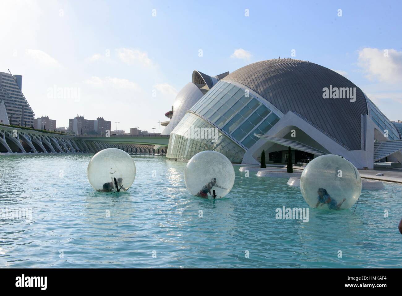 Los niños juegan dentro de pelotas inflables en el agua del lago de la  ciudad de Las Artes y las Ciencias, Valencia, España, Europa Fotografía de  stock - Alamy