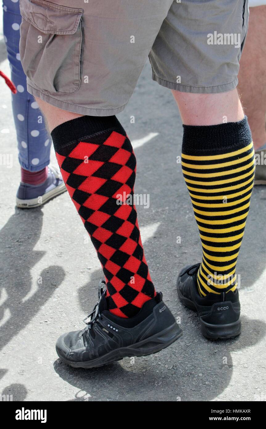 Persona con divertidos calcetines largos diferentes. Barcelona, Cataluña, España Fotografía de stock -