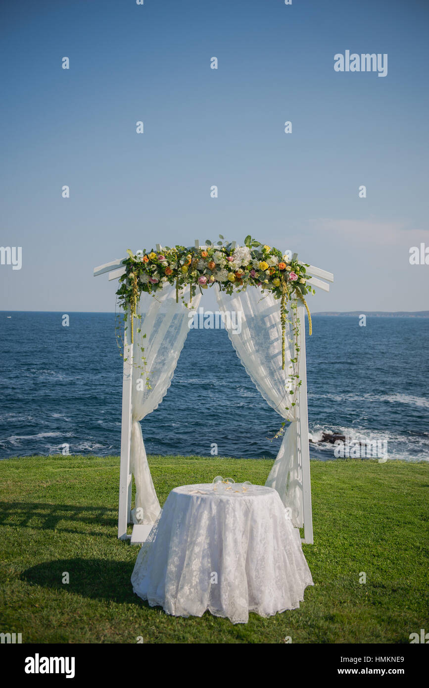 Ceremonia de boda flores, arco, sillas con en el fondo del mar Negro. Boda  en la playa Fotografía de stock - Alamy