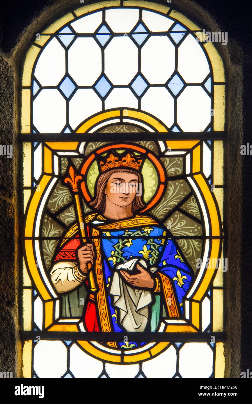 Vidriera representando a San Luis, rey de Francia, en la iglesia Neau, Mayenne, País del Loira, Francia Foto de stock