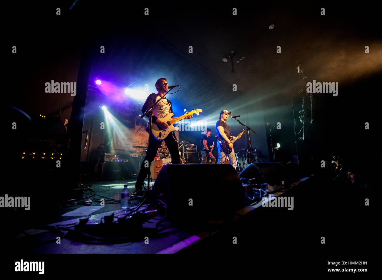 Rock Band realice en Birminghams roto de piedra O2 Academy. El guitarrista Chris Davis desempeña una guitarra blanca (centro izquierda). Foto de stock
