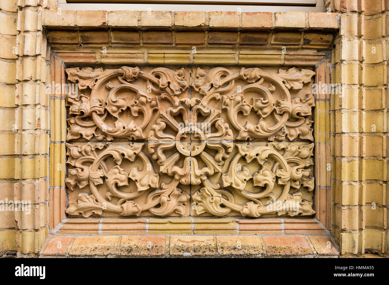 Exterior histórico detalle arquitectónico con ornamentación tendril, antiguos cuarteles en la ciudad de Neustrelitz, Mecklenburg, Alemania. Foto de stock
