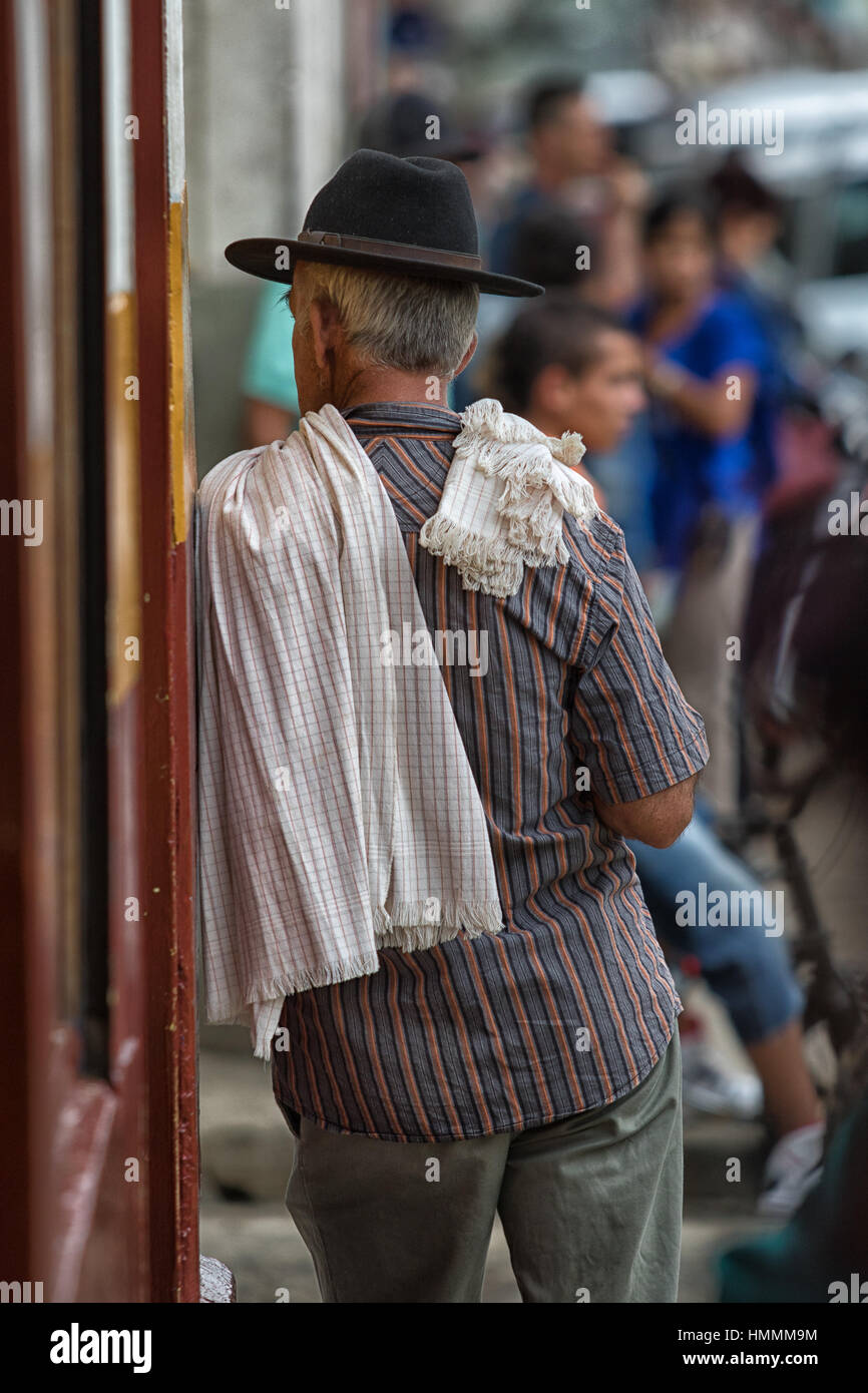 colombianos en la ropa tradicional de la región de groawing café El Jardín Fotografía de stock - Alamy