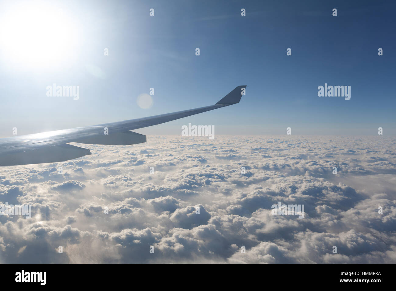 Increíbles nubes y el cielo como se ve a través de la ventana de un avión Foto de stock