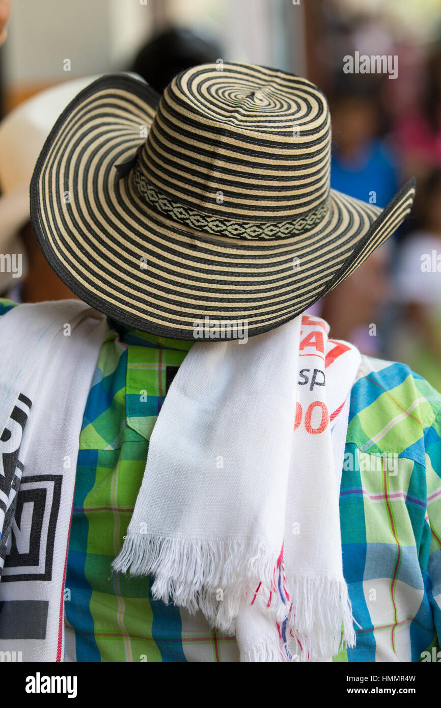 Los hombres colombianos en la ropa tradicional de la regi n de