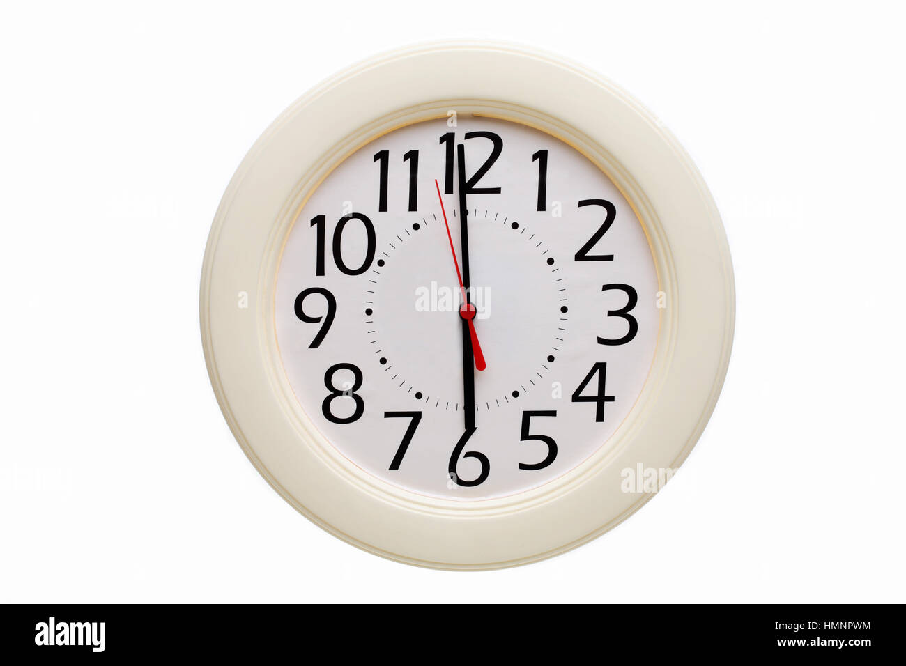 Reloj de pared analógico blanco muestra 6:00 o'clock sobre fondo blanco. Foto de stock