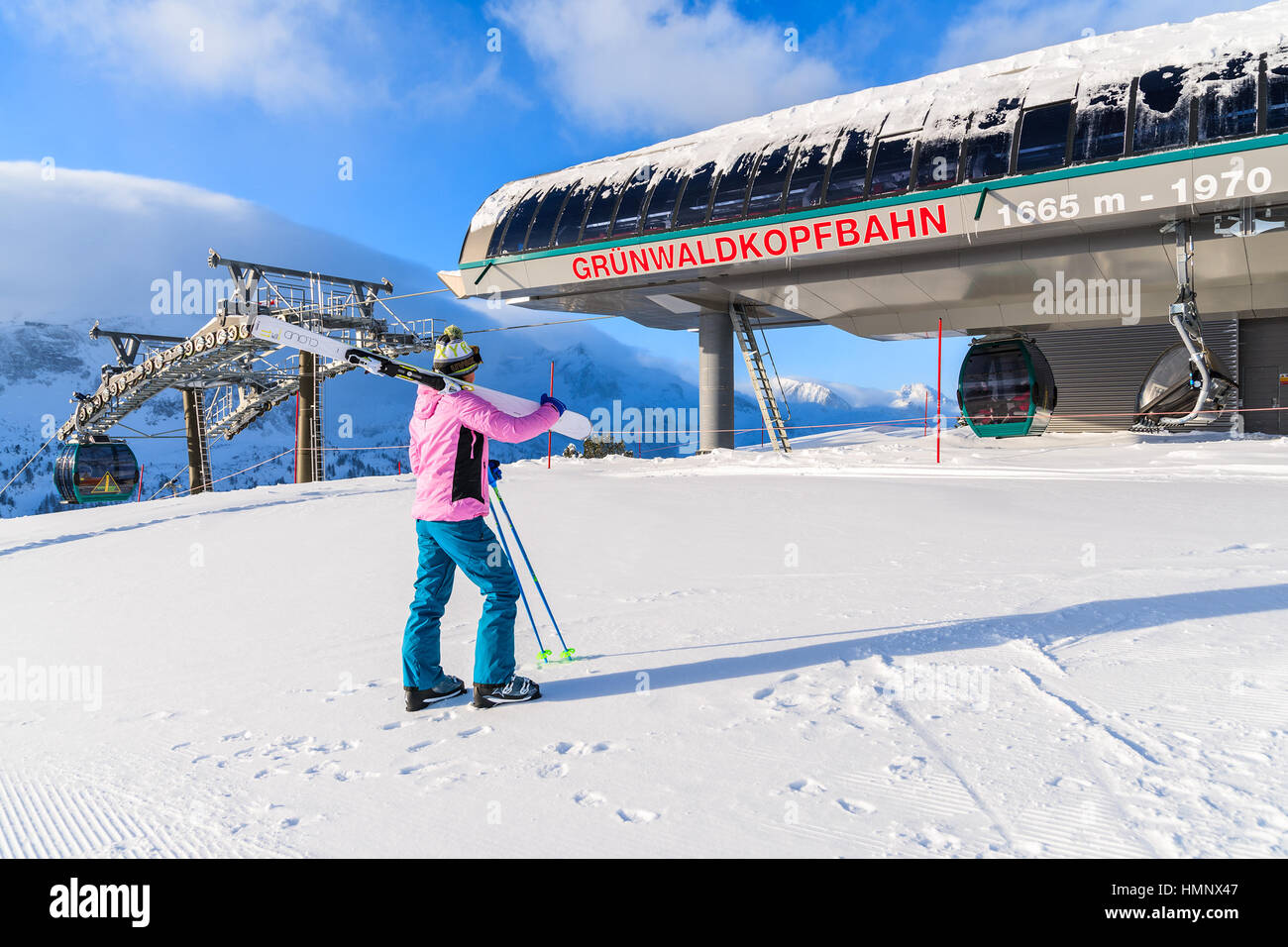 Estación de Esquí OBERTAUERN, AUSTRIA - Jan 19, 2017: el joven esquiador de pie en frente de un ascensor en el área de esquí de Obertauern en los soleados días de invierno, Salzburgo landAustria. Foto de stock