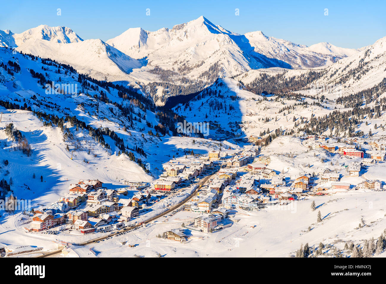 Vista de Obertauern aldea de montaña en la temporada de invierno, Austria Foto de stock