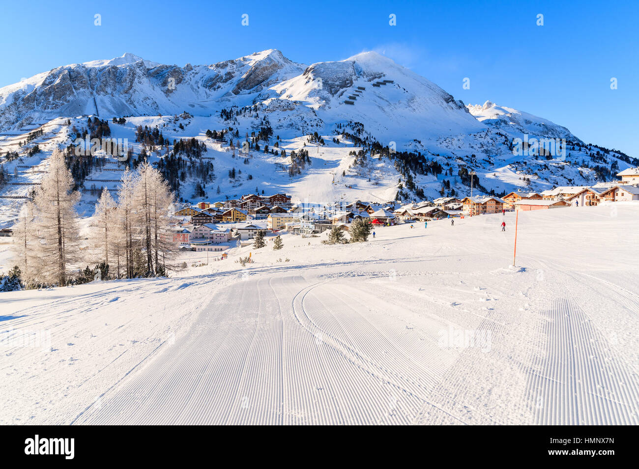 Vista de ski run y Obertauern aldea de montaña en la temporada de invierno, Austria Foto de stock