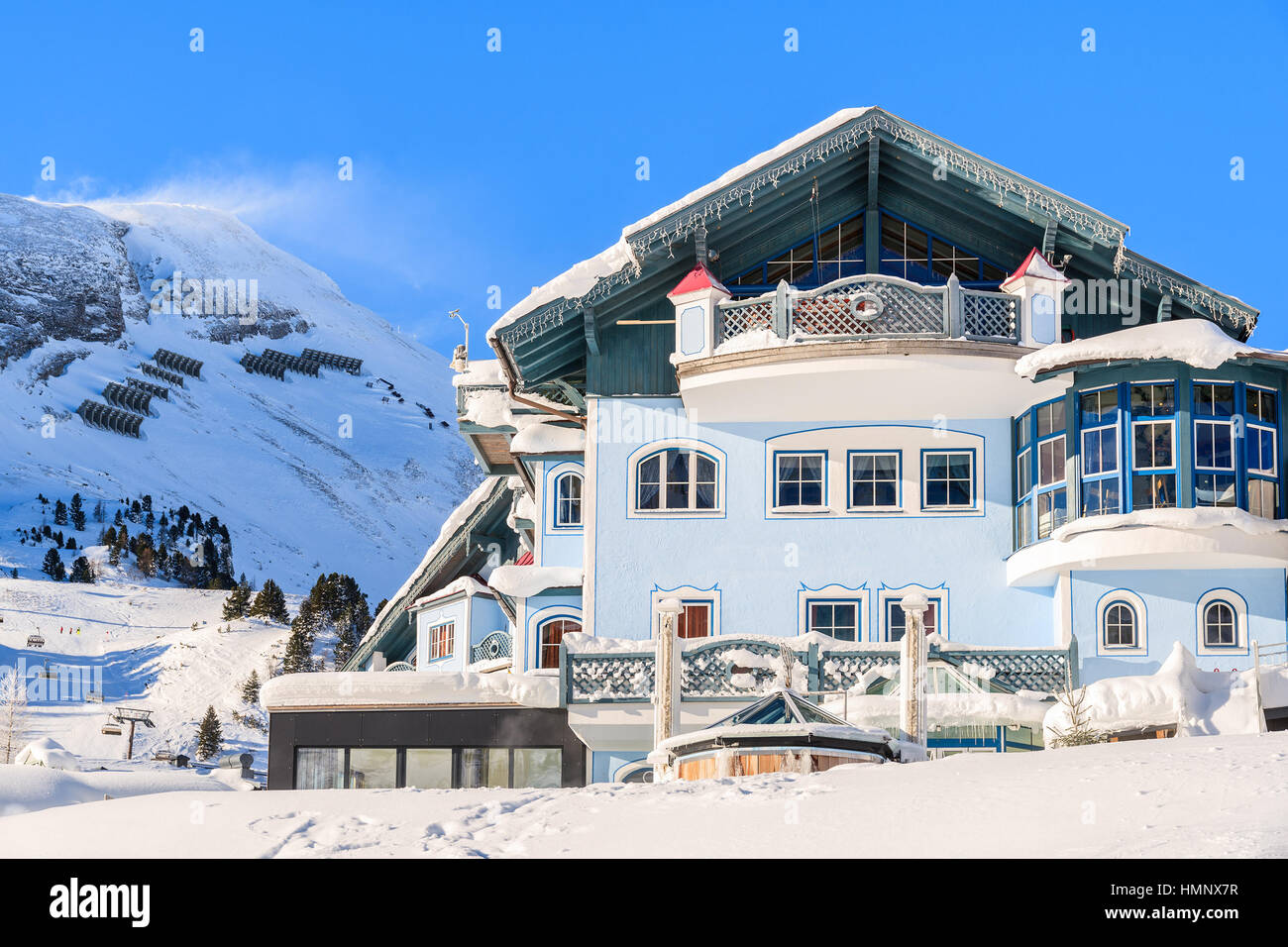 Vista del edificio de hotel en Obertauern Mountain Village en el paisaje invernal, Austria Foto de stock