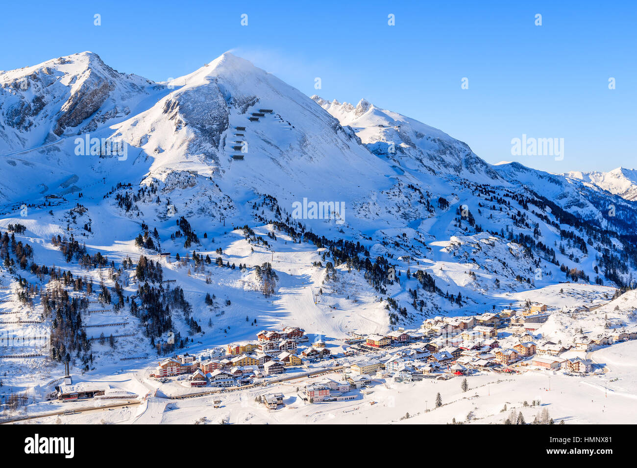 Vista de Obertauern aldea de montaña en la temporada de invierno, Austria Foto de stock