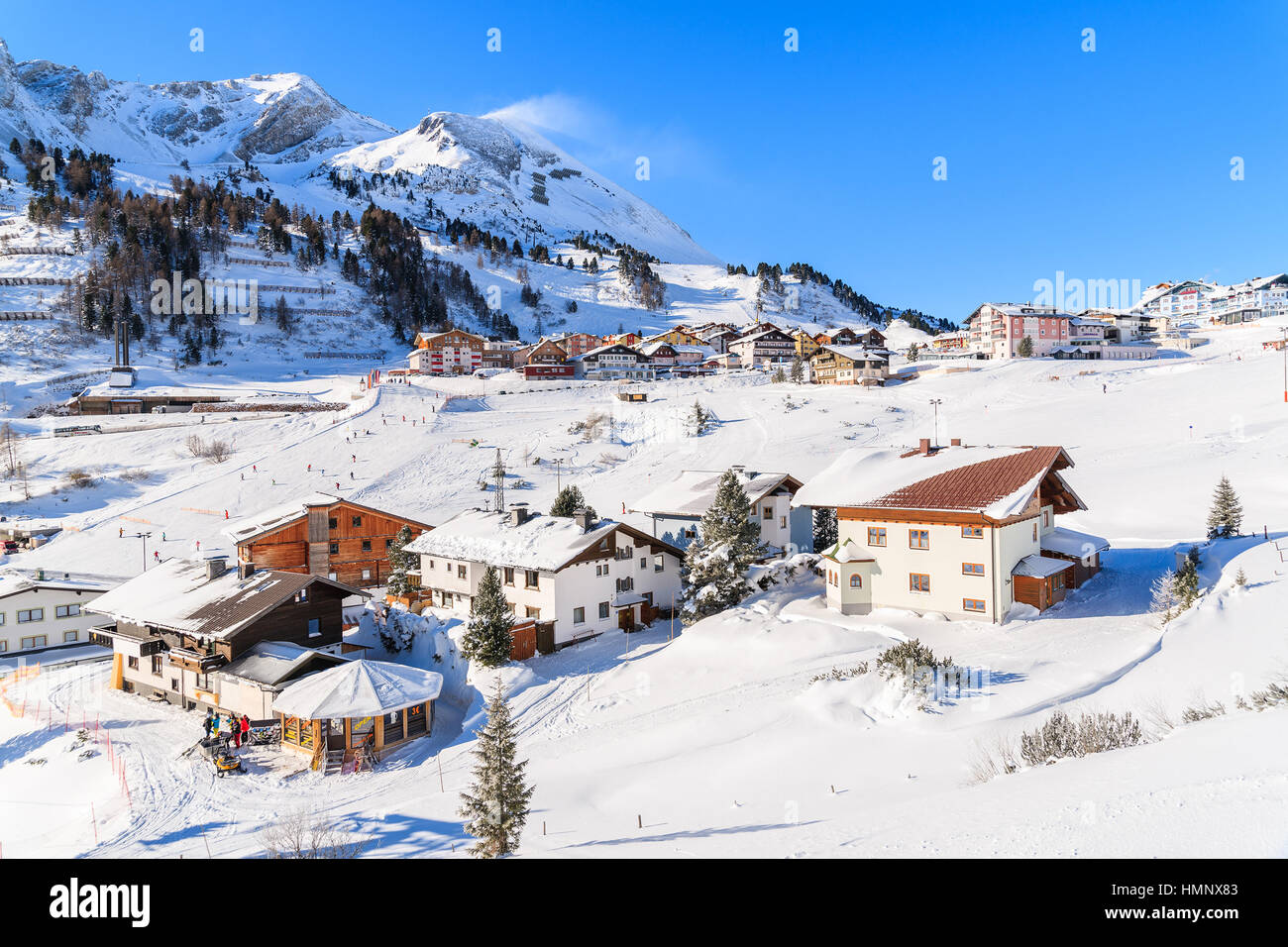 Vista de Obertauern Mountain Village en el paisaje invernal, Austria Foto de stock