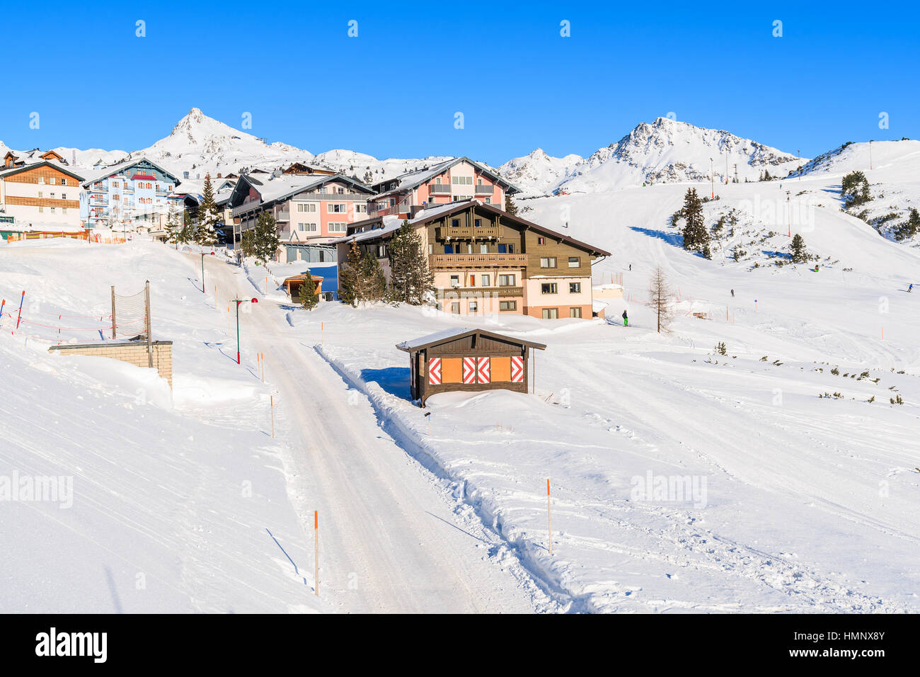 Posadas y hoteles en Obertauern aldea de montaña en la temporada de invierno, Austria Foto de stock