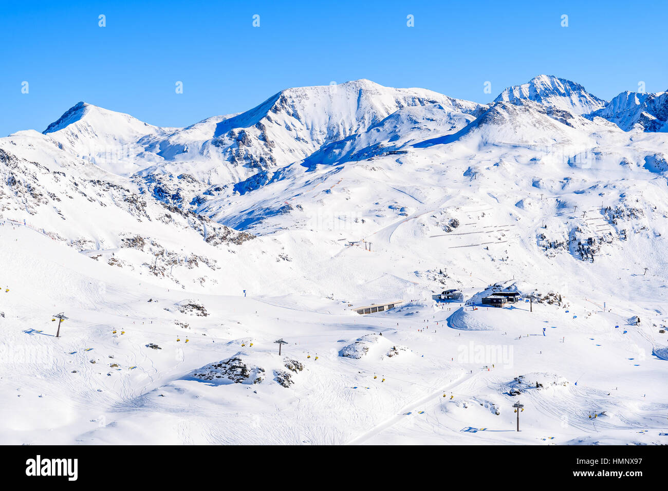 Vista de las montañas y las pistas de esquí en Obertauern, Austria Foto de stock