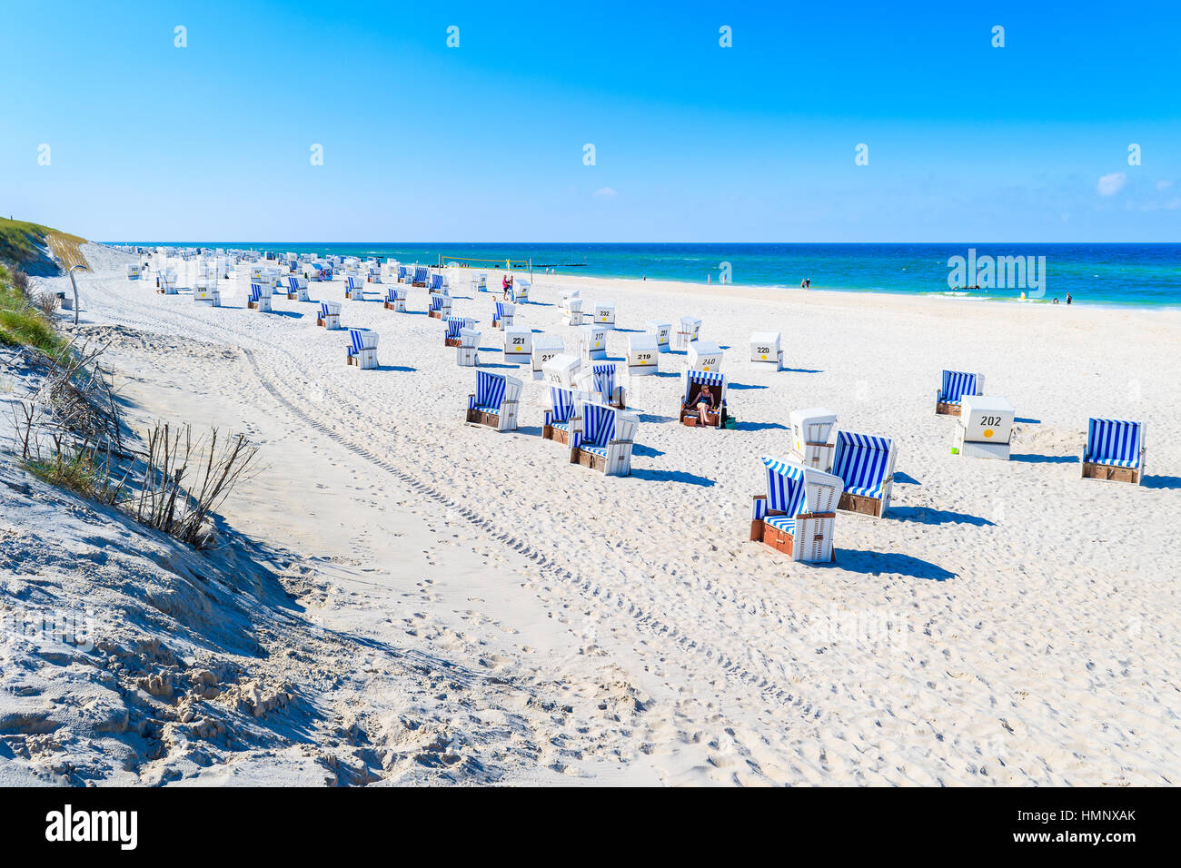 Sillas de playa en la localidad de Kampen en la costa del Mar del Norte, la isla de Sylt, Alemania Foto de stock