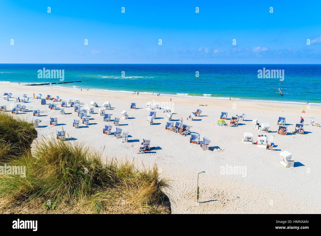 Vista de la playa de arena blanca de Kampen desde el acantilado costero, isla de Sylt, Alemania Foto de stock