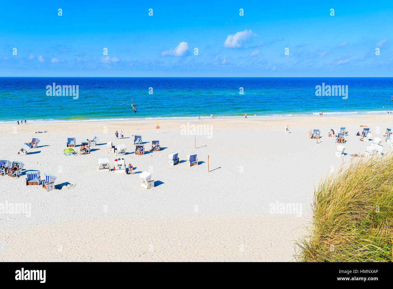 Vista de la playa de arena blanca de Kampen desde el acantilado costero, isla de Sylt, Alemania Foto de stock