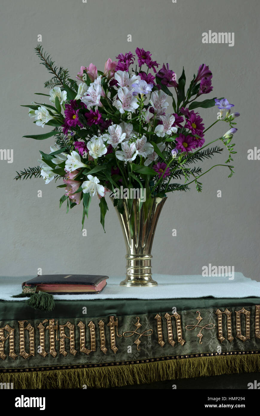 Un arreglo floral en el altar de una iglesia Fotografía de stock - Alamy