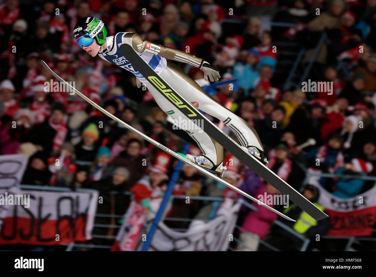 ZAKOPANE, Polonia - 24 de enero de 2016: la Copa Mundial de saltos de esquí FIS en Zakopane o/p DOMEN PREVC SLO Foto de stock