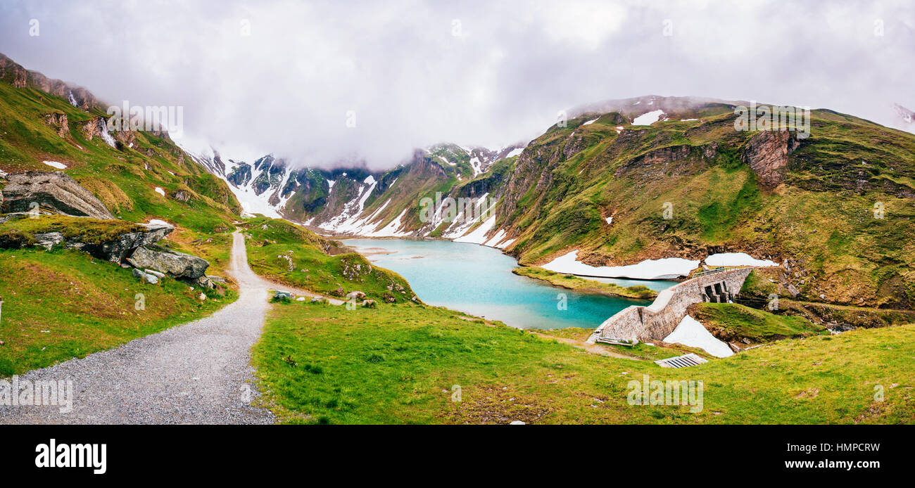 Fantástico paisaje casi montañas nevadas Foto de stock