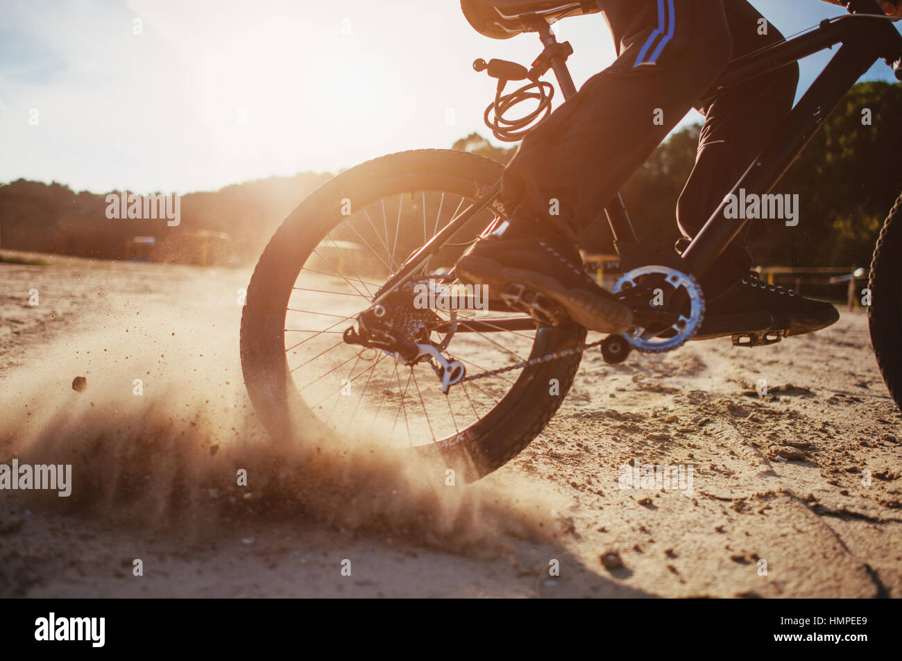 Hombre en una bicicleta Foto de stock