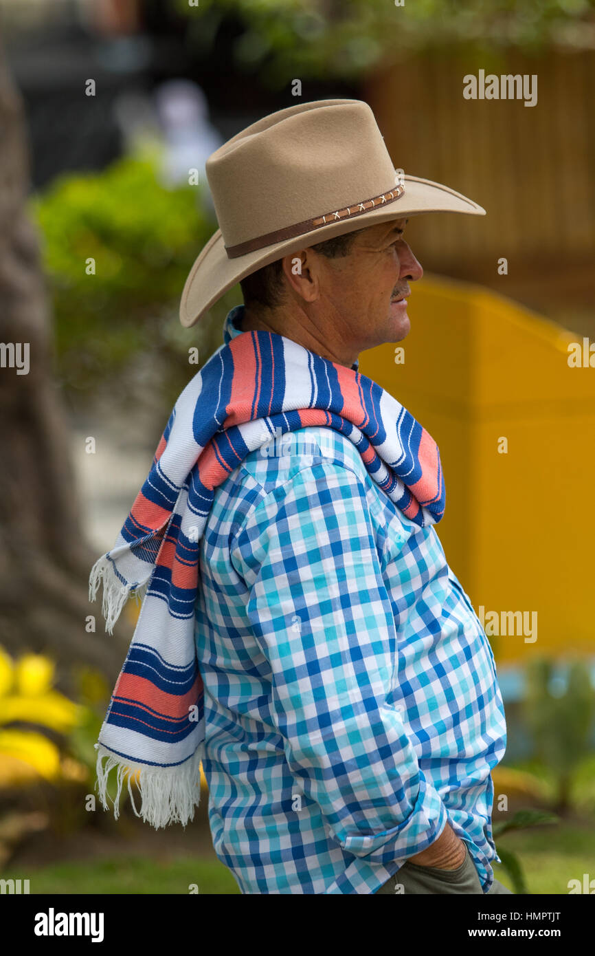 Colombia El hombre la ropa tradicional en el jardín Colombia Fotografía de  stock - Alamy