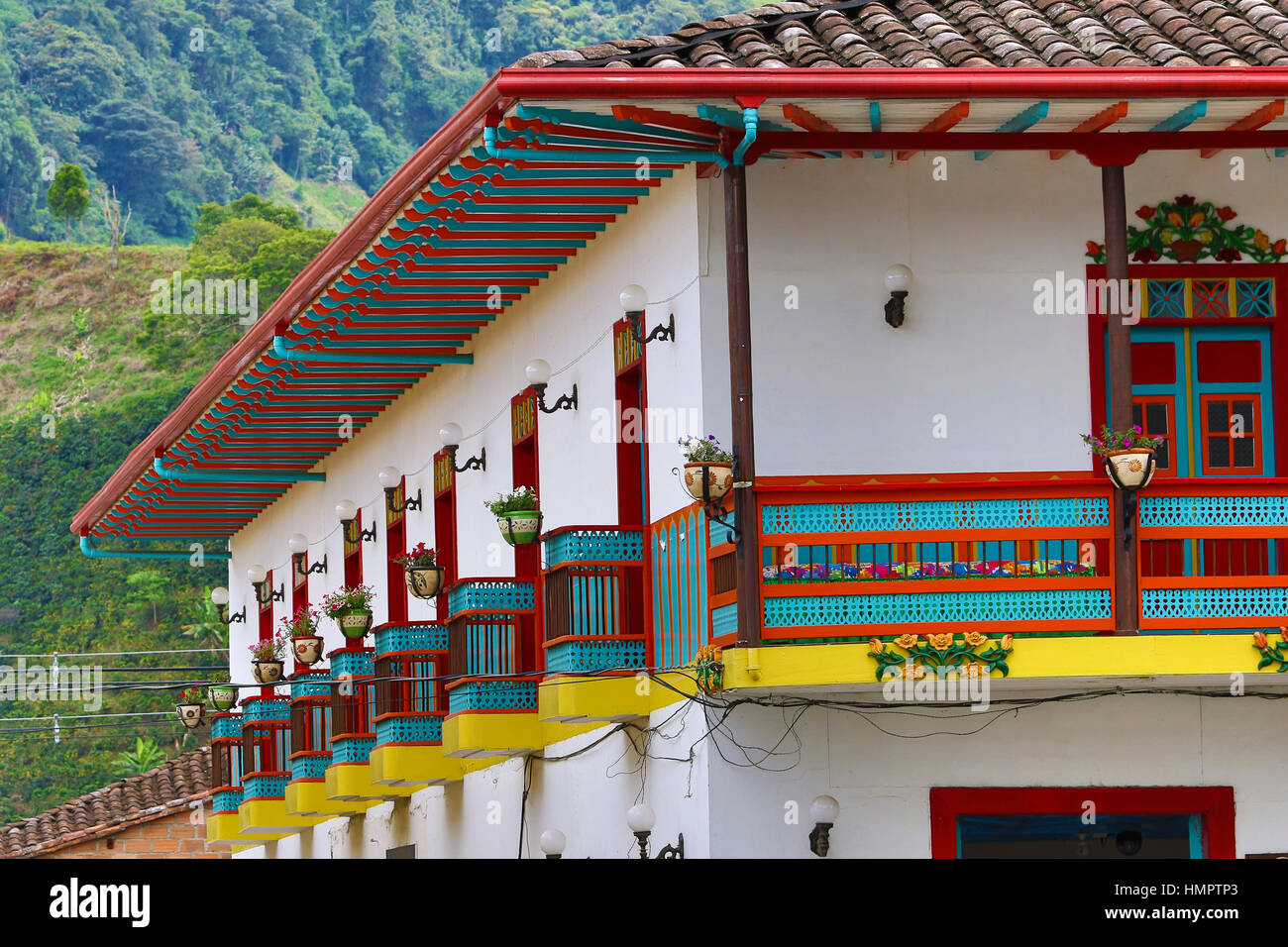 Posada esencia adverbio Colorida arquitectura de influencia colonial con balcones de madera y  flores colgantes Fotografía de stock - Alamy