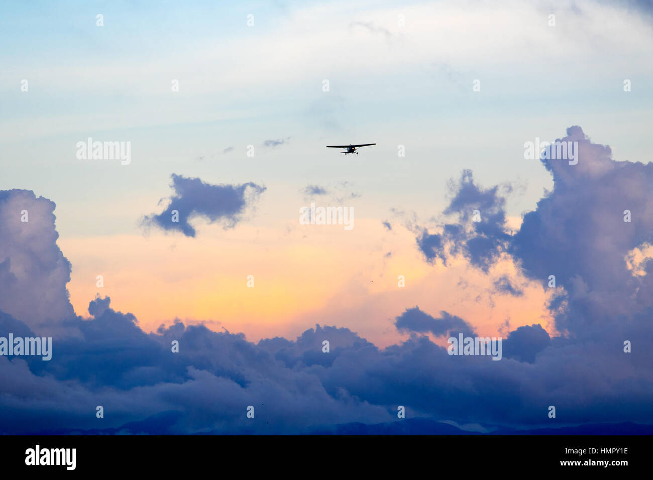 Vuelo de avión de las formaciones de nubes, Colombia Sudamérica Foto de stock