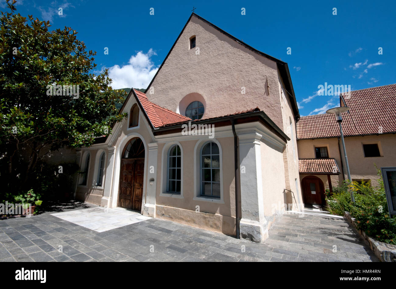 Iglesia de San Giovanni Battista en Silandro (Schlanders), Val Venosta (Vinschgau), Bolzano, Trentino Alto Adige, Italia Foto de stock