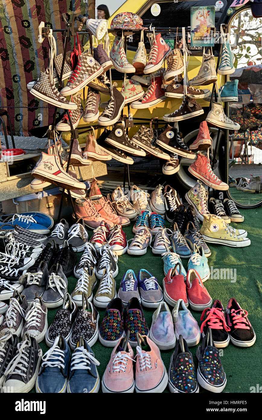 Chapoteo Preceder prisión Venta de zapatos. Zapatillas de deporte y calzado informal a la venta en un  mercado callejero tailandés. Tailandia Sudeste Asiático Fotografía de stock  - Alamy