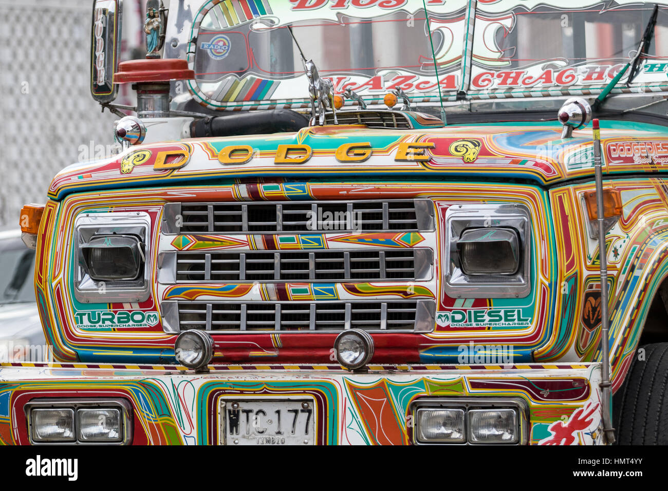 Septiembre 6, 2016 Silvia, Colombia: buses de transporte público pintados de colores Foto de stock