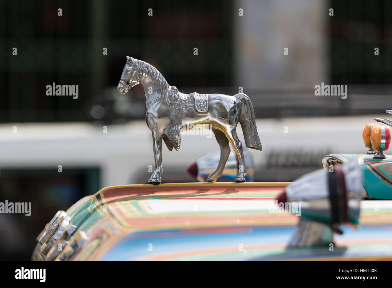 Septiembre 6, 2016 Silvia, Colombia: símbolo de caballo en la parte superior de un autobús, transporte público Foto de stock