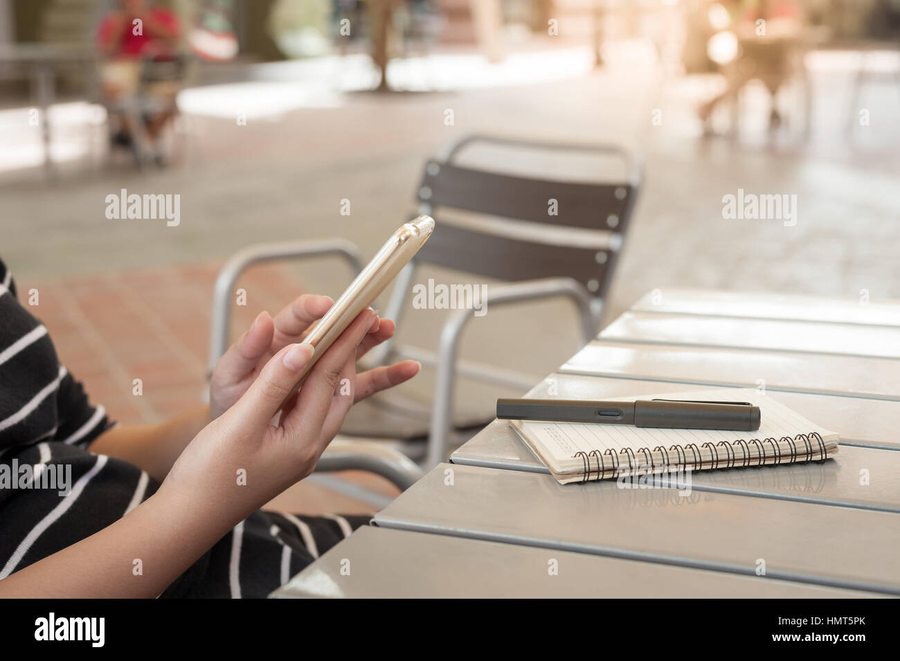 Mujer tocando la mano sobre la pantalla del teléfono móvil en la cafetería. Fin de semana con el estilo de vida urbano concepto tecnológico Foto de stock