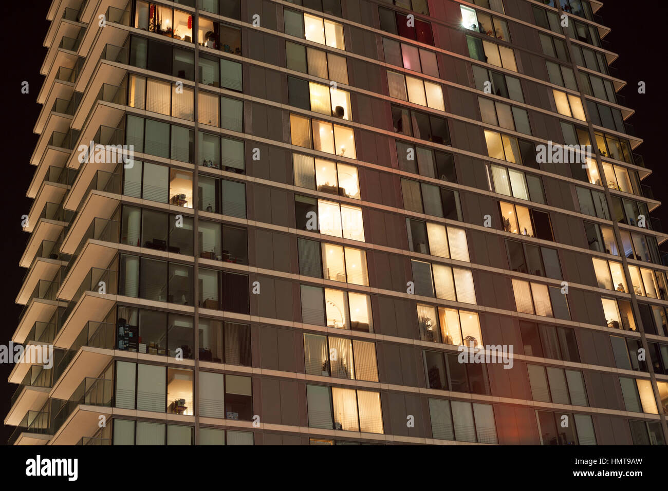 Moderno bloque de apartamentos por la noche temas de apartamentos inicio la vida en la ciudad Foto de stock