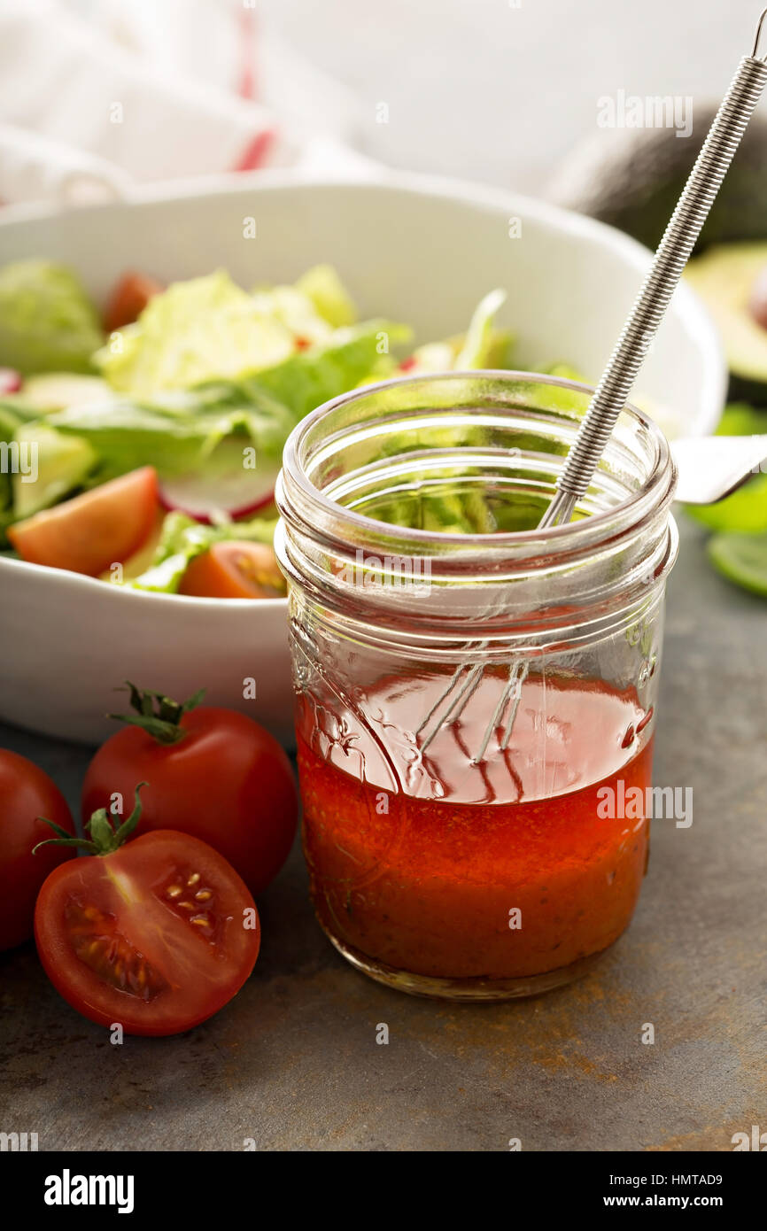 Fresco y saludable con ensalada de lechuga romana, rábanos y aguacate Foto de stock