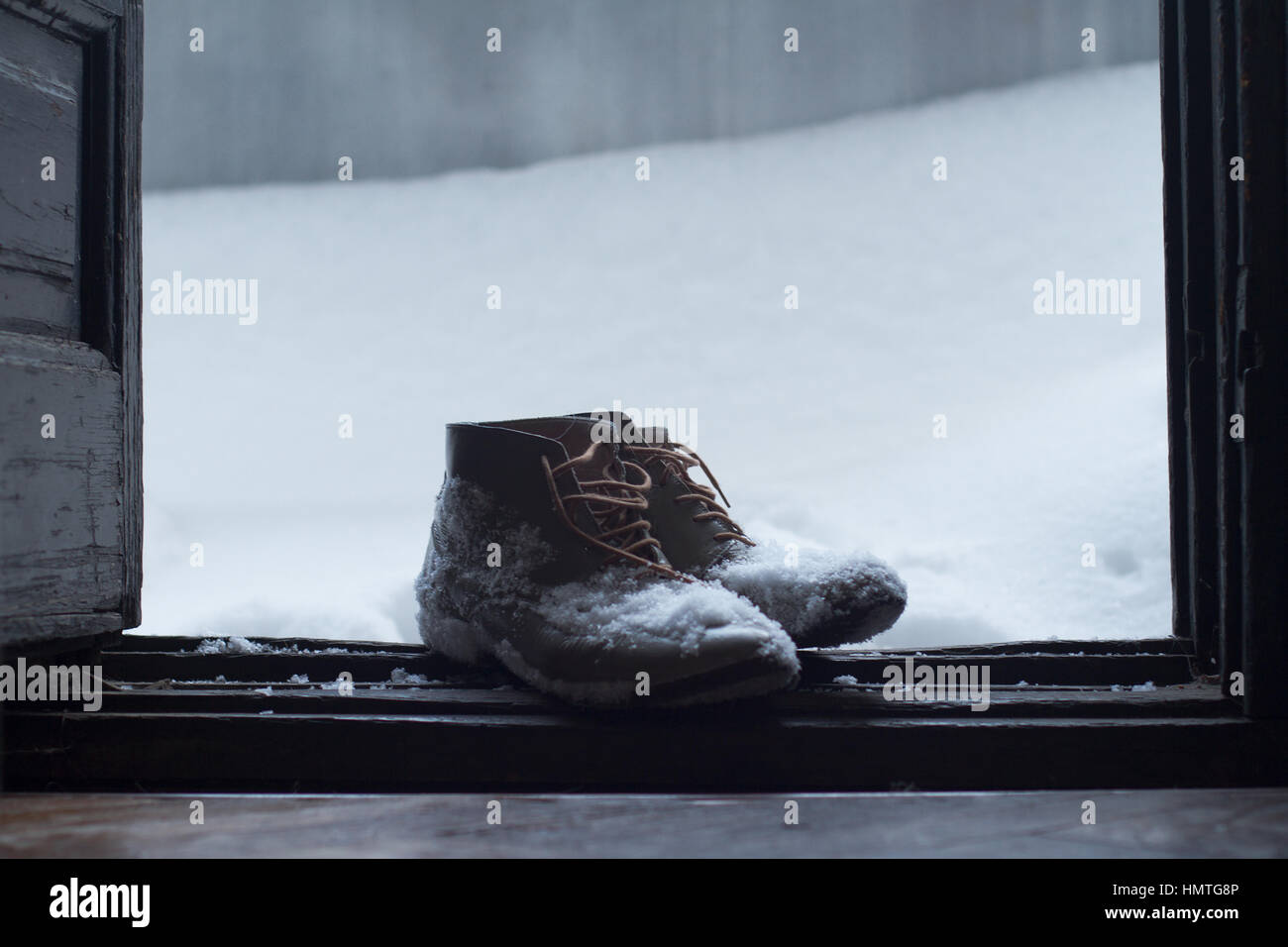 Zapatillas para hombre. Botas negras sobre fondo de madera. Primer plano  Fotografía de stock - Alamy