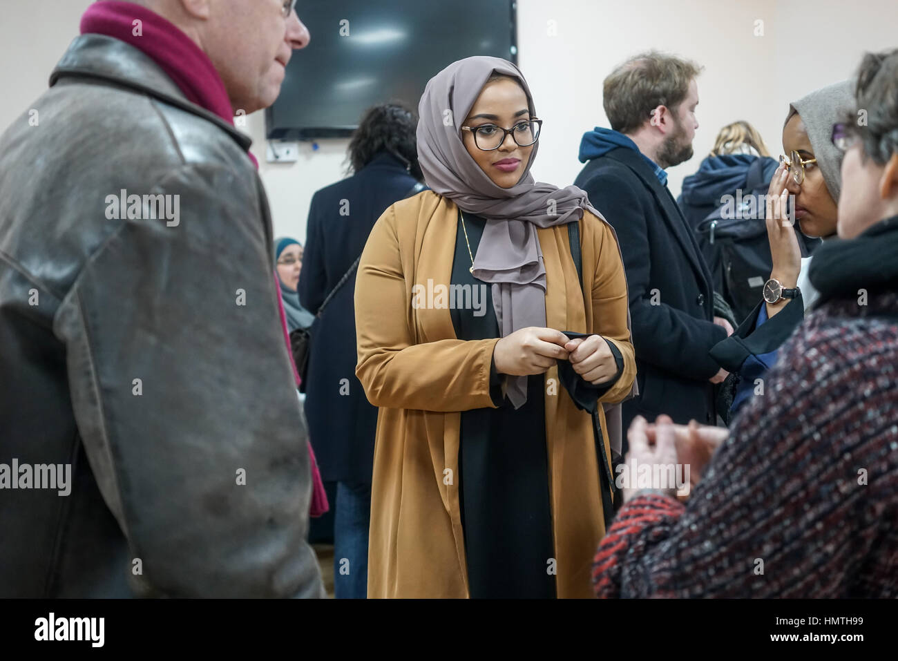 Londres, Inglaterra, Reino Unido. 5º de febrero de 2017. Visitantes en la mezquita de Finsbury Park en el norte de Londres, durante un día #VisitMyMosque nacional organizado por el Consejo Musulmán de Gran Bretaña, donde las mezquitas británico abrió sus puertas al público en general. Por Consultar Li Foto de stock